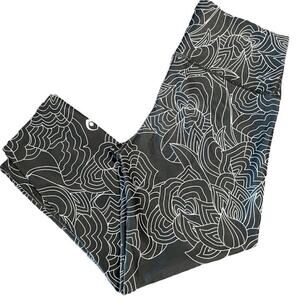 Inner Fire Apparel Crop Yoga Leggings Size 6 Black & White Floral Lotus Workout